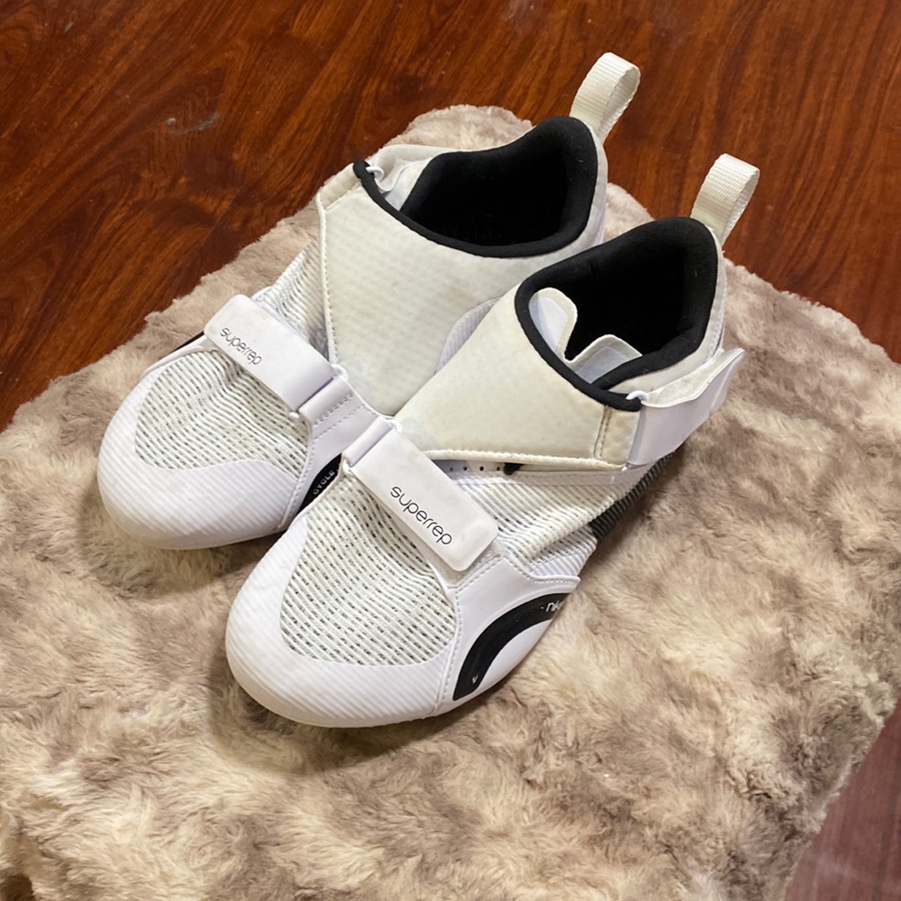 Nike spin shoes. SPD clips included.